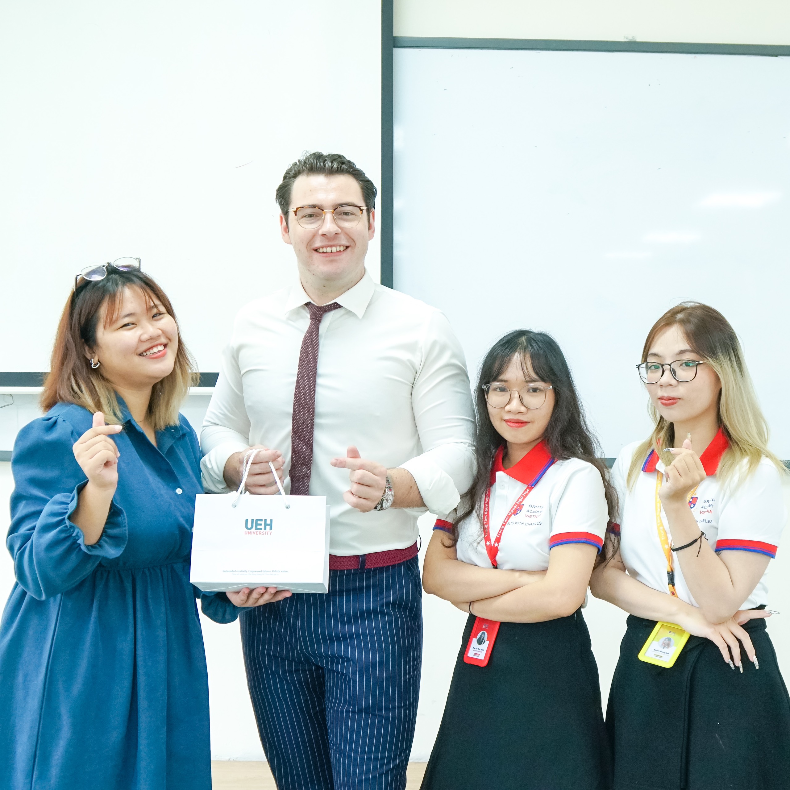 TỌA ĐÀM NGÔN NGỮ THẦY CHARLES CÙNG UEH