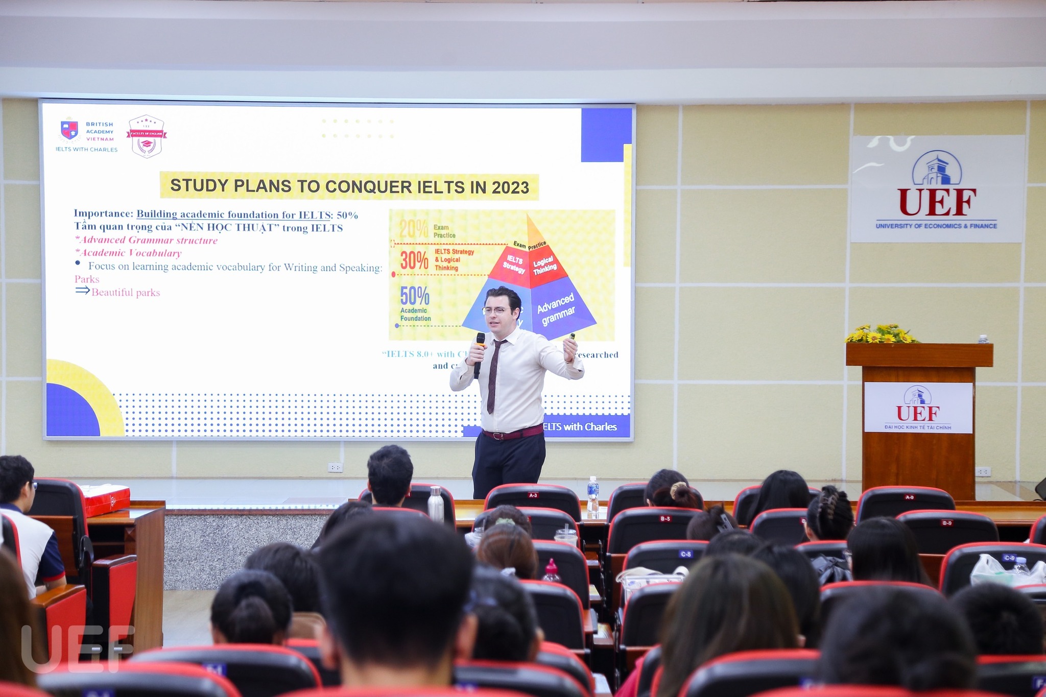 thay-Charles-chia-se-IELTS-tai-truong-UEF