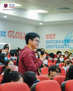 sinh-vien-uef-phat-bieu-trong-hoi-thao-hoc-ielts-cung-thay-Charles