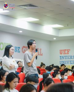sinh-vien-uef-phat-bieu-trong-hoi-thao-hoc-ielts-cung-thay-Charles