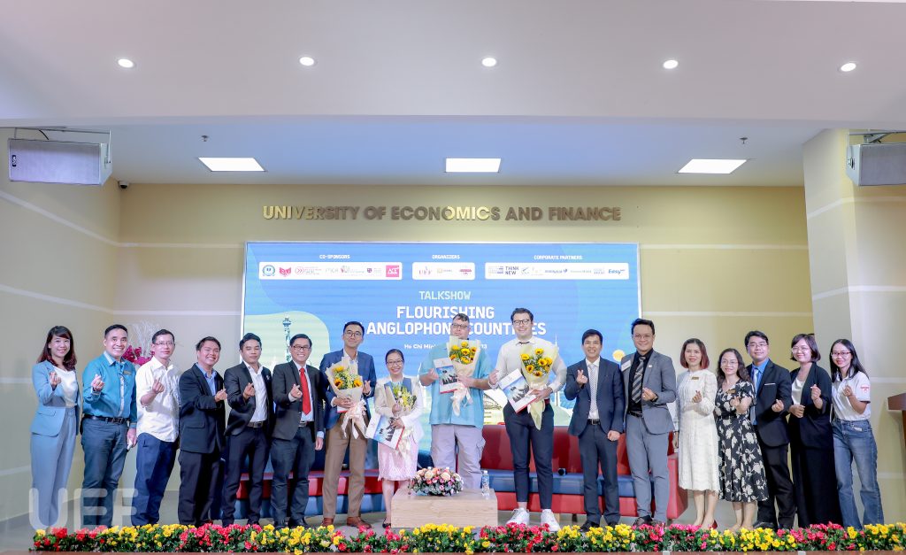 thay-charles-va-dai-dien-khoa-tieng-anh-uef