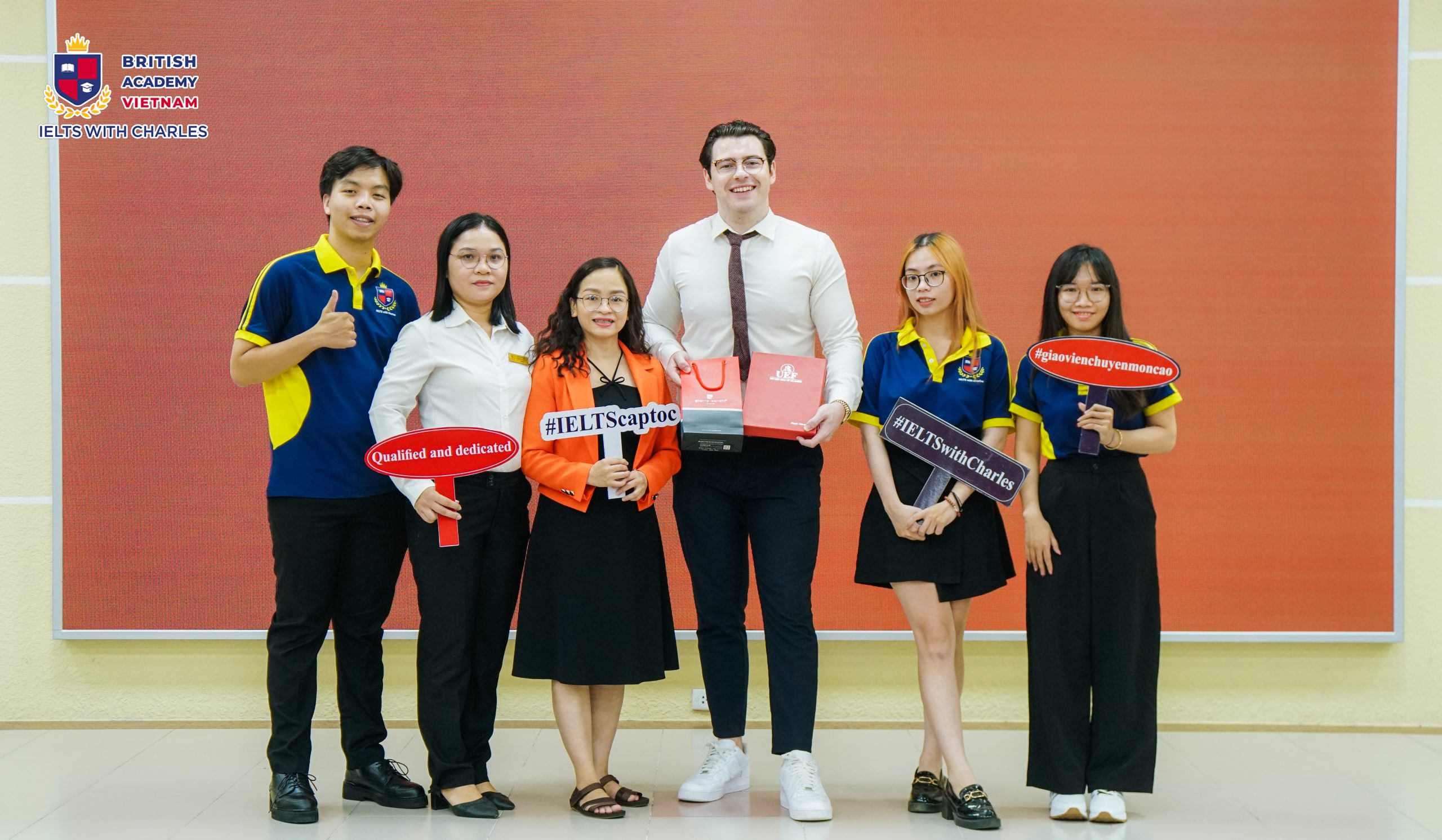 giao-vien-khoa-tieng-anh-uef-cung-thay-Charles