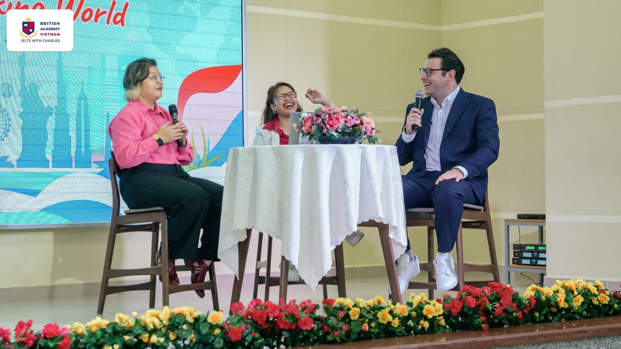 Diễn giả trong buổi talkshow: "Exploring the English Speaking World"