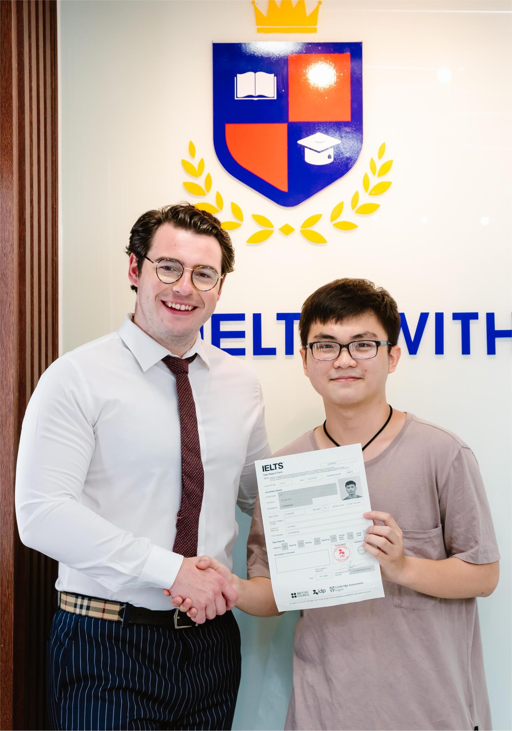  Trung Hiếu đạt IELTS Academic 7.5 và thầy Charles