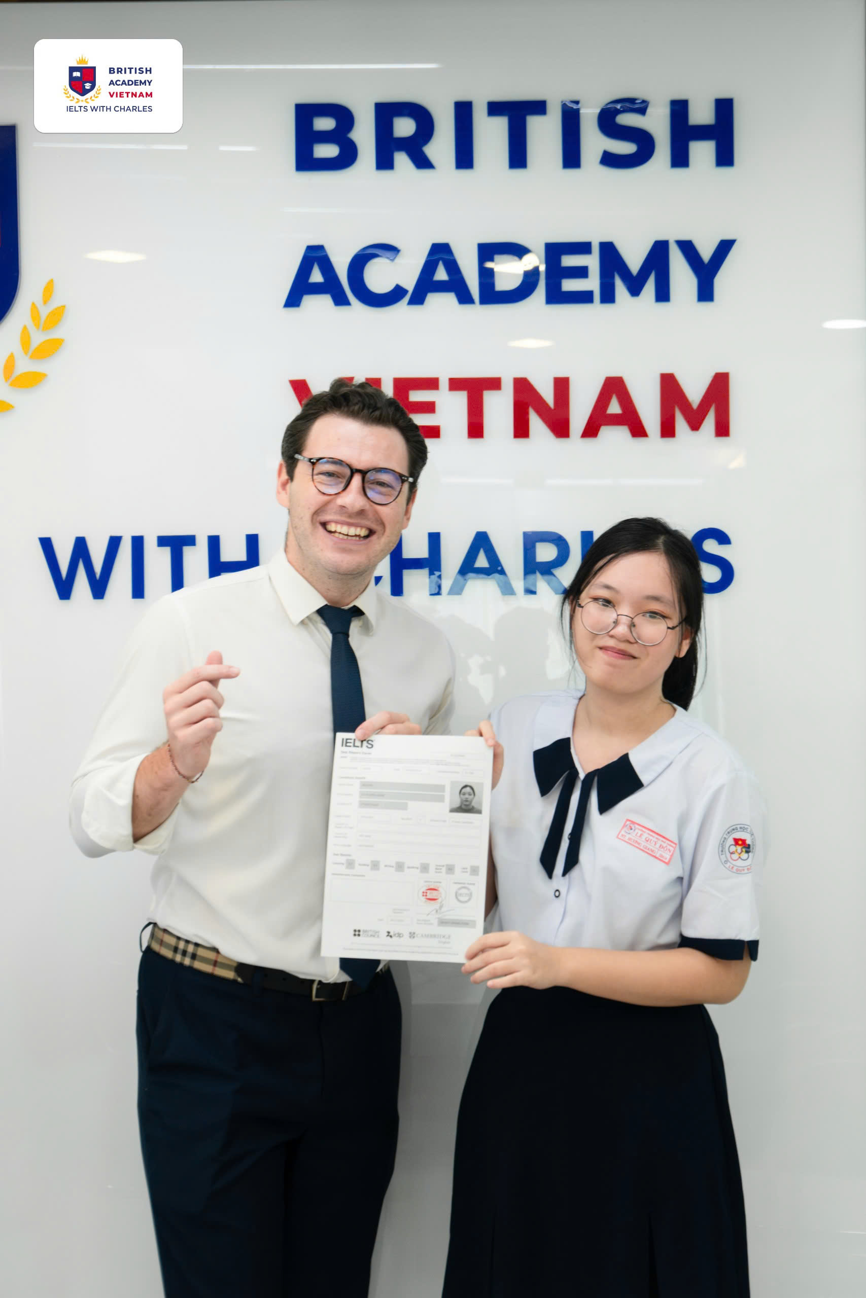Hương Giang đạt IELTS Academic 8.0 cùng thầy Charles